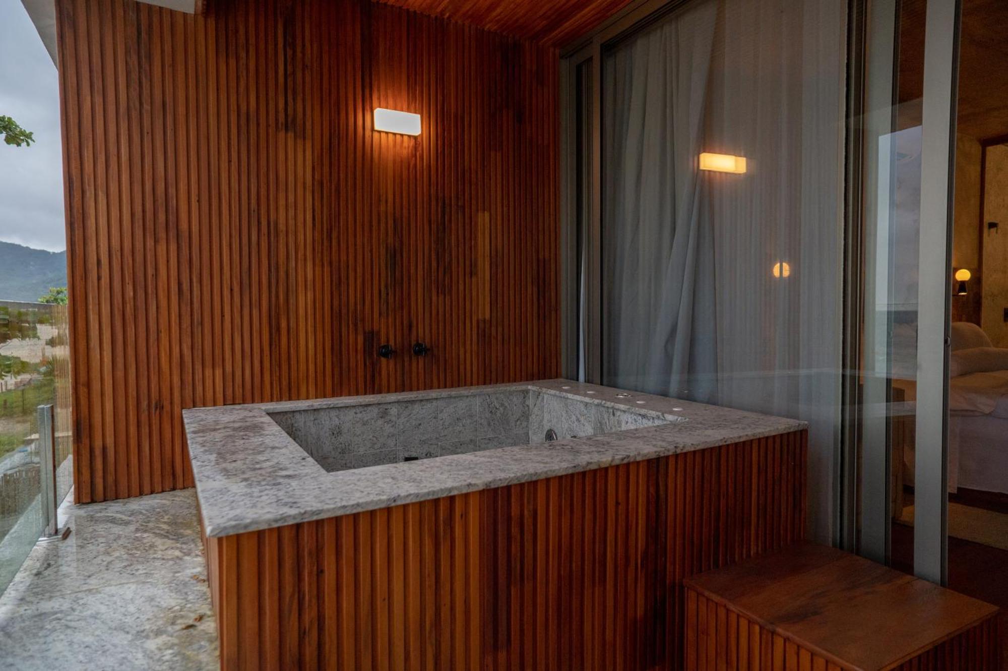 Duke Beach Hotel 마레지아스 외부 사진